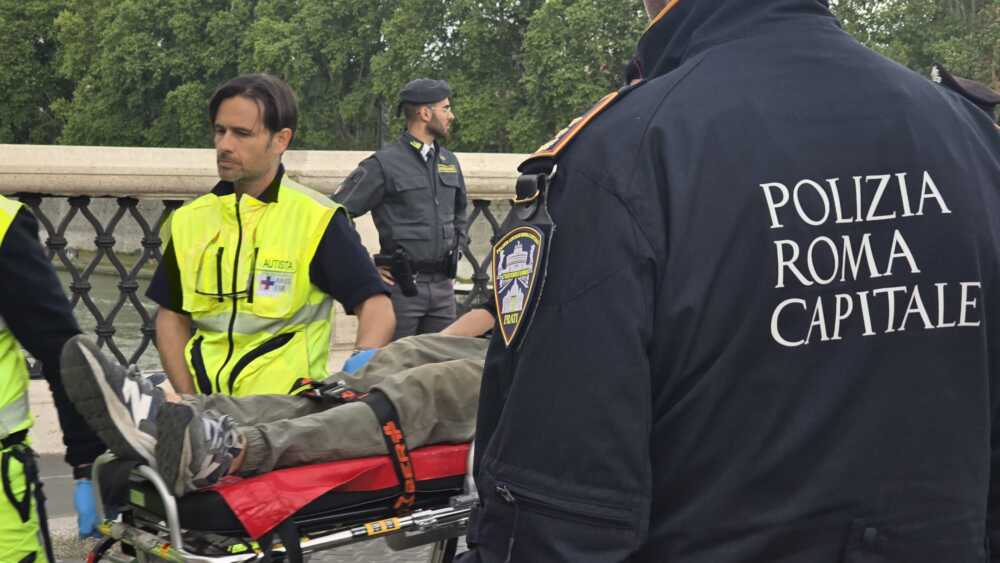 tentato suicidio ponte sant'angelo roma capitale (2)