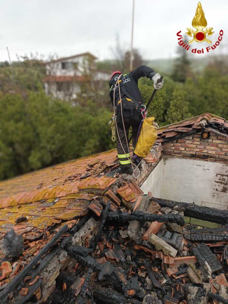 vvf vigili fuoco pompieri civitaveccia tetto casale 1