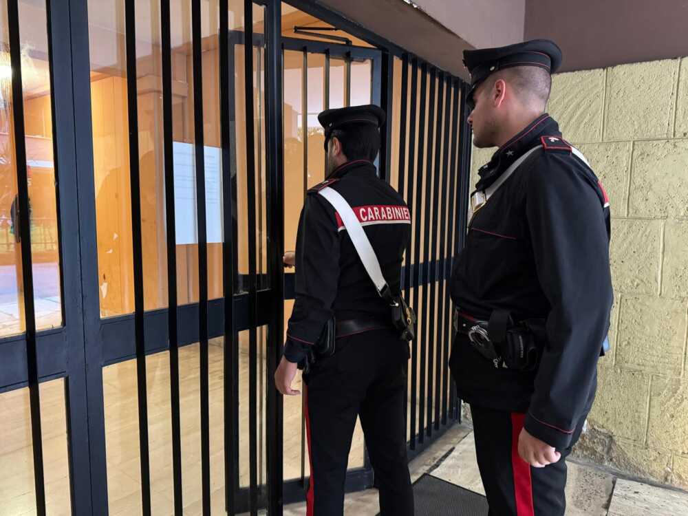 EUR - Furto energia elettrica e danneggiamento carabinieri portone appartamento