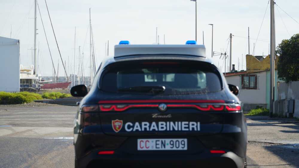 Scappa all’alt dei Carabinieri a Ostia, urta tre vetture scappa: abbandona l’auto con una donna incinta dentro