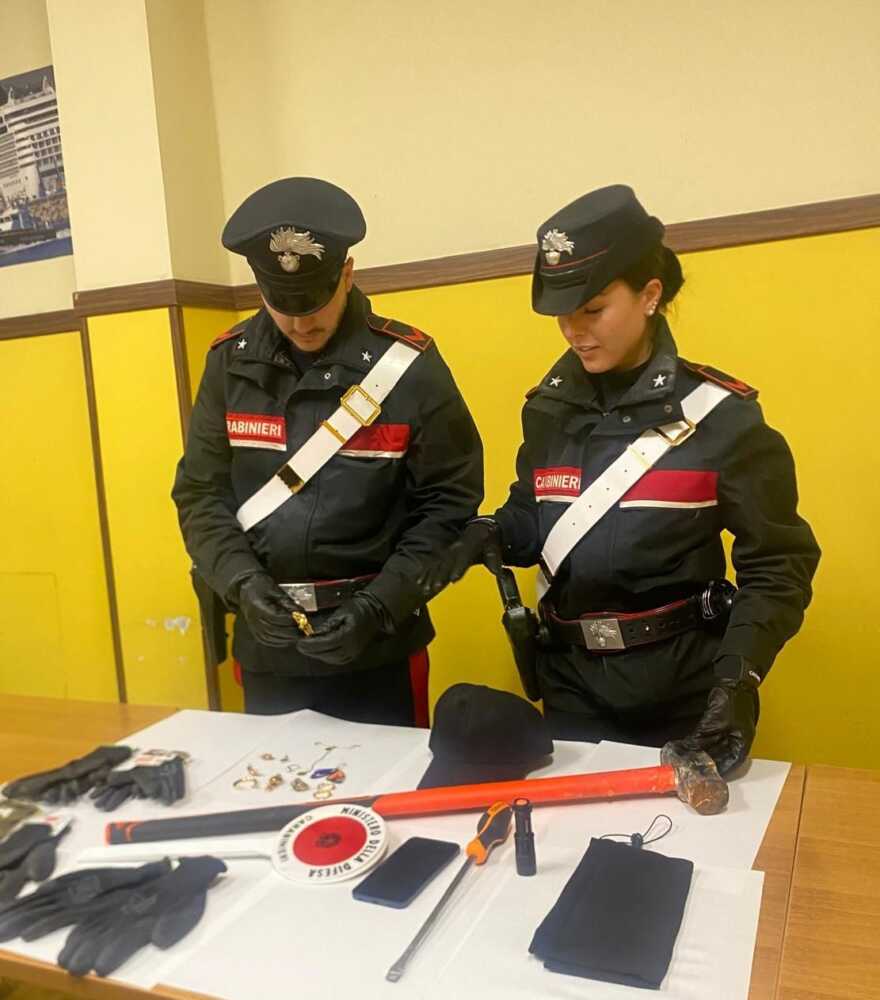 MONTESACRO - Gli arnesi da scasso sequestrati dai Carabinieri (2)