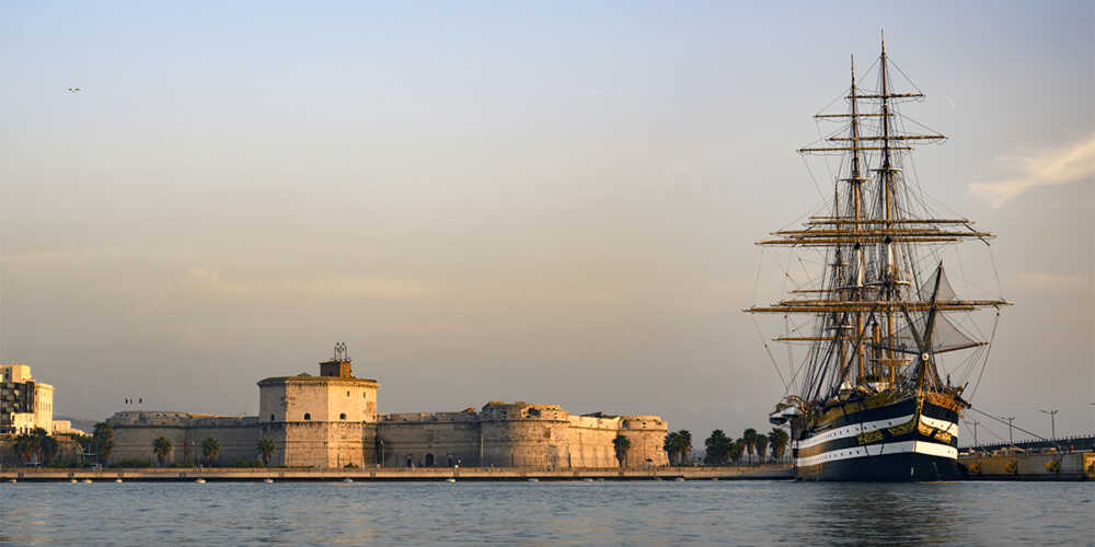 La Vespucci in arrivo a Civitavecchia