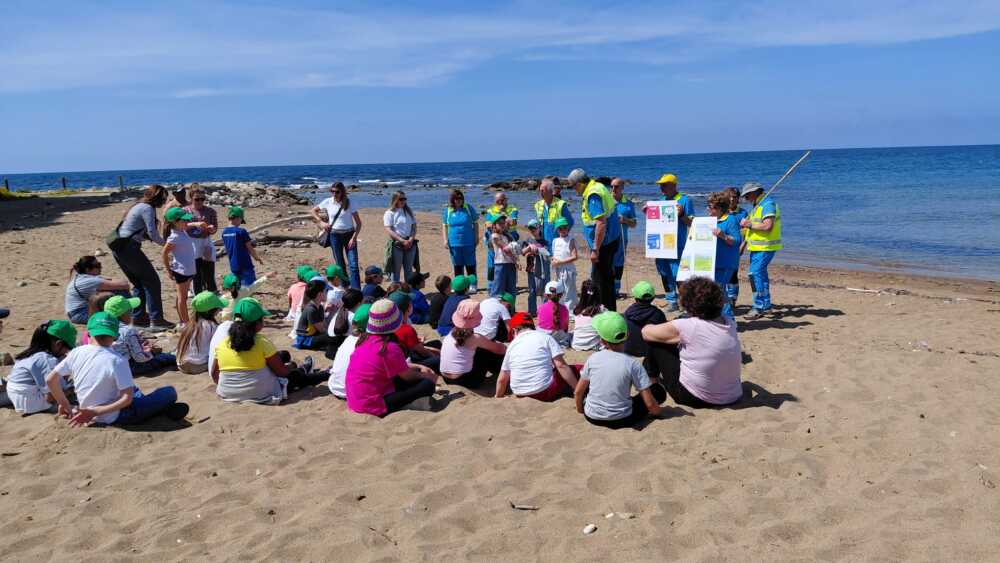 bambini a scuola pronto soccorso in spiaggia misericordia santa marinella