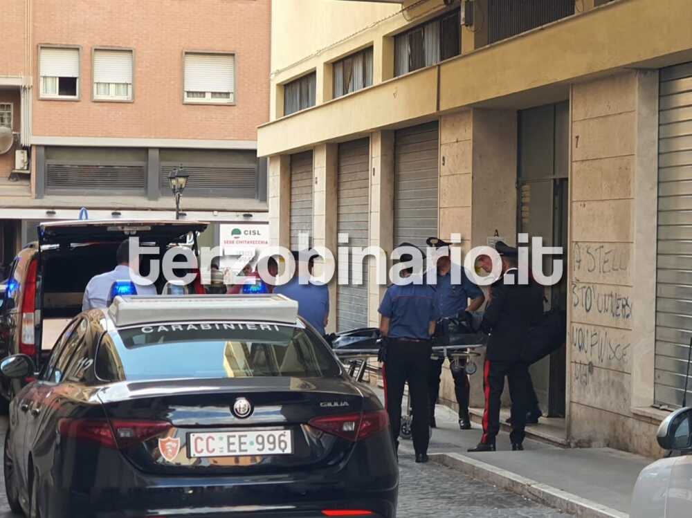 femminicidio civitavecchia via gorizia uscita cadavere 22