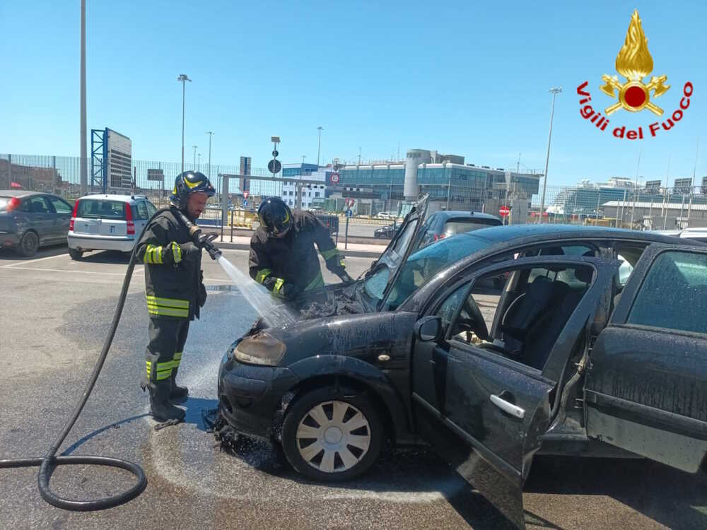 incendio auto largo pace civitavecchia vvf vigili fuoco pompieri