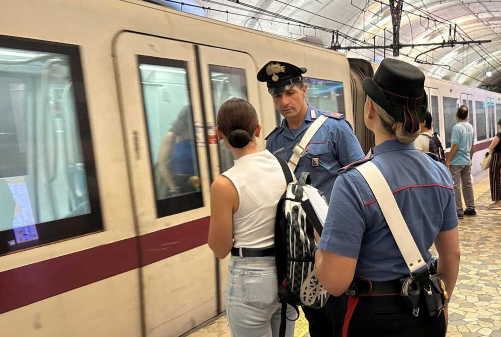metropolitana anti borseggio dei Carabinieri (3) metropolitana anti borseggio dei Carabinieri (3)