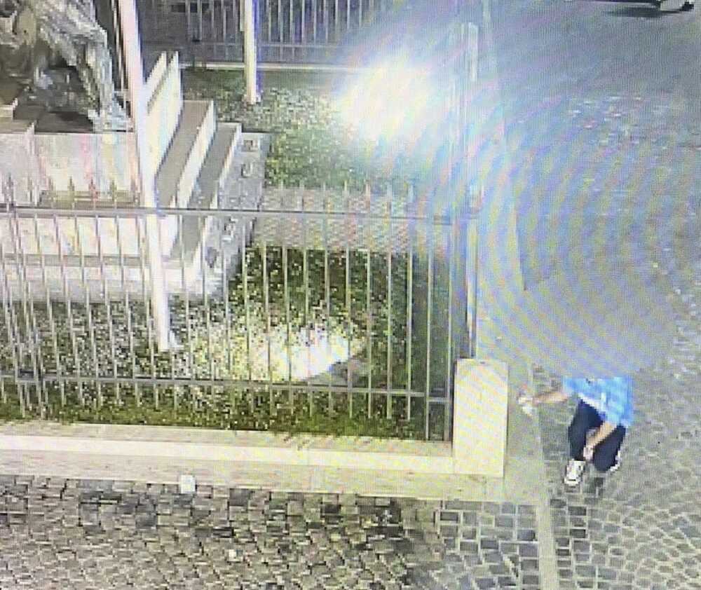 monumenti piazzale eroi civitavecchia imbrattato napoli 2 monumenti piazzale eroi civitavecchia imbrattato napoli 2