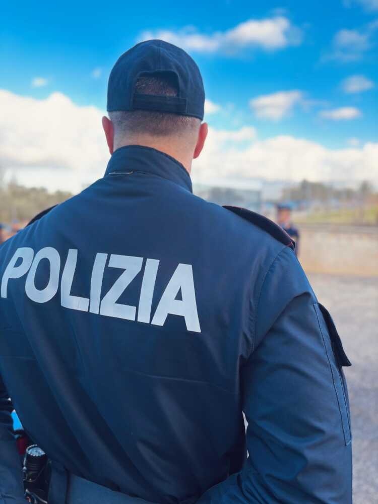polizia spalle