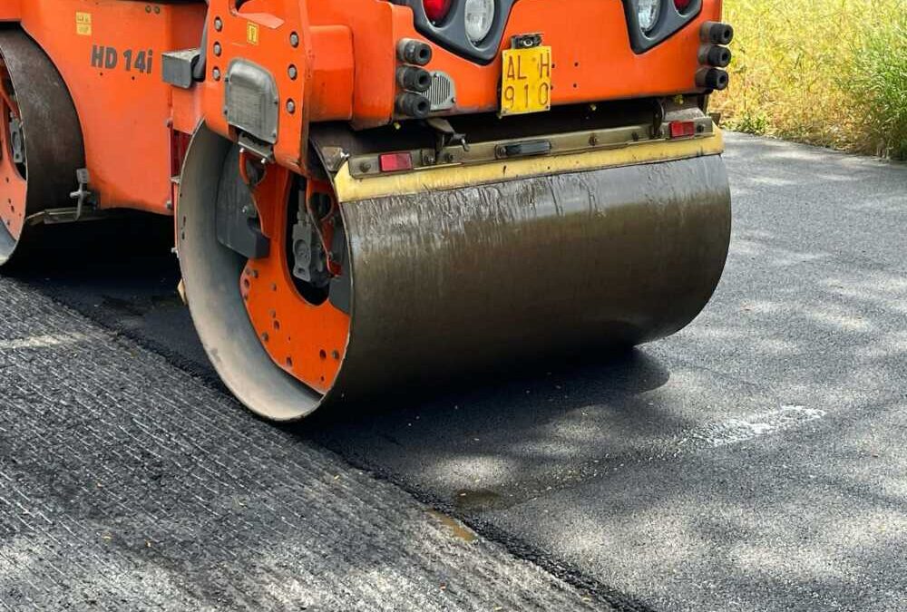 Nuovi cavidotti e rifacimento ex novo del manto stradale: lavori in corso in tante strade a Cerenova