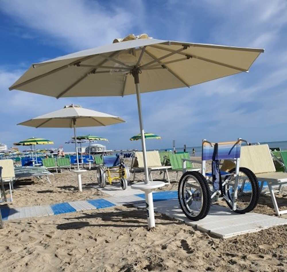 spiaggia_disabili_ombrellone lettini