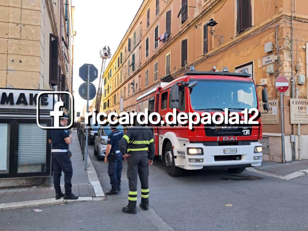 vvf vigili fuoco pompieri civitavecchia municipale cornicione via doria de paola vvf vigili fuoco pompieri civitavecchia municipale cornicione via doria de paola