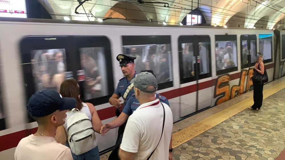 CENTRO – Intervento dei Carabinieri all’interno della metro CENTRO - Intervento dei Carabinieri all'interno della metro