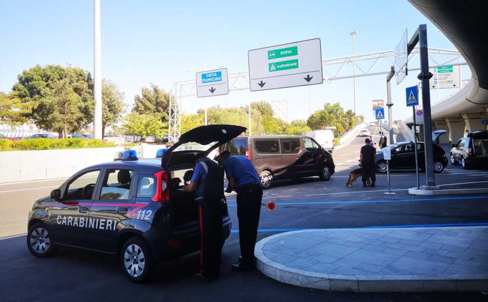 CP AEROPORTI - Controlli dei Carabinieri all'aeroporto di Fiumicino (2)