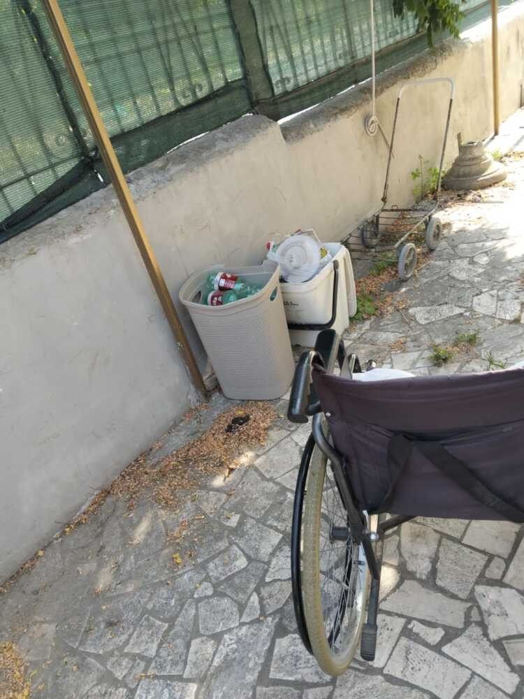 cortile immondizia disabile ladispoli