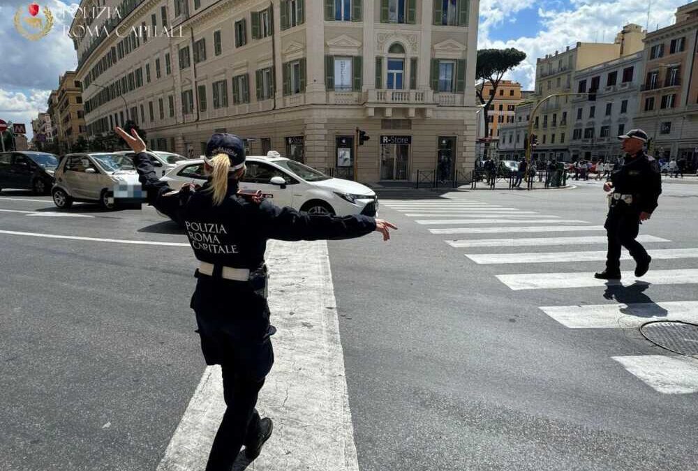 Senza patente, passa con il rosso con una vettura priva di Rc e scappa da Roma Capitale provocando un incidente all’Appio: 21enne denunciata