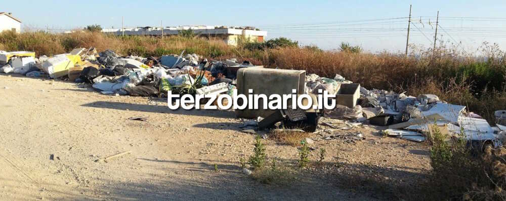 Rifiuti a Santa Marinella, “solo lievi miglioramenti mentre le discariche abusive fioccano”