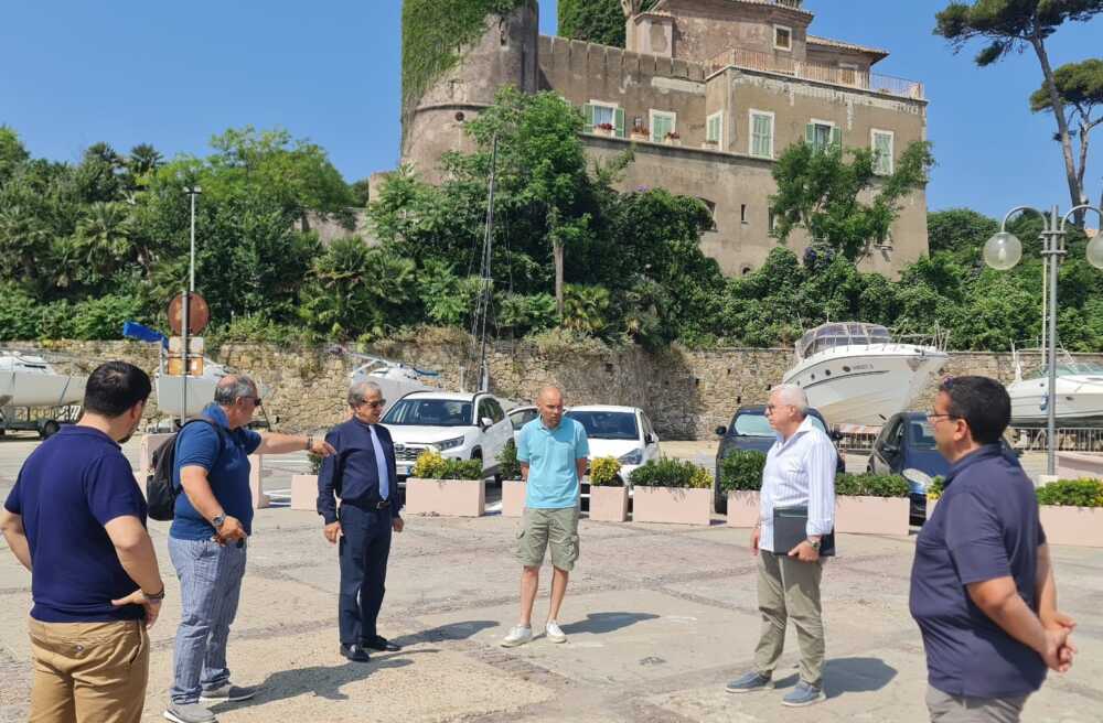 statua bacio santa marinella porticciolo sopralluogo (2)