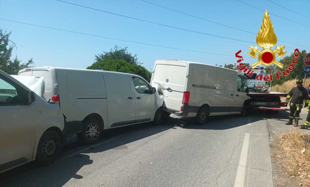 vvf vigili fuoco pompieri tamponamento incidente furgoni civitavecchia (2)