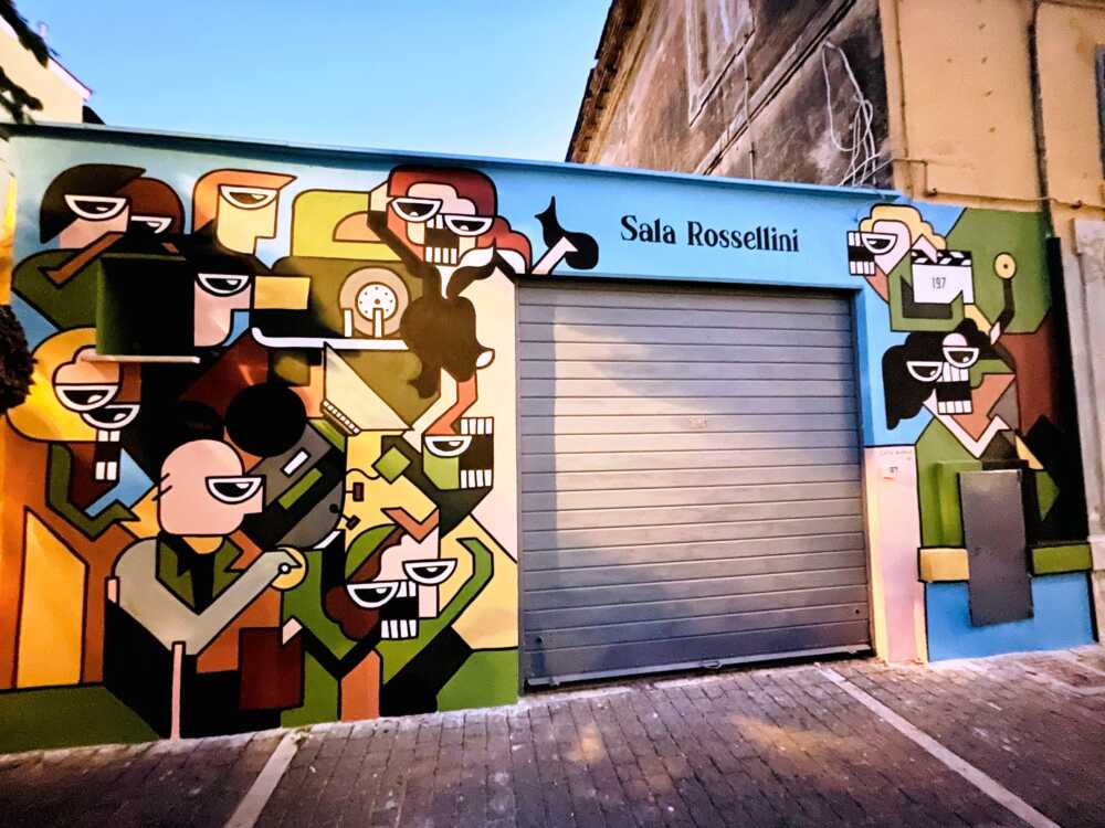 Chiara Capobianco ha realizzato un suggestivo murales all’ingresso della Sala Rossellini di Ladispoli