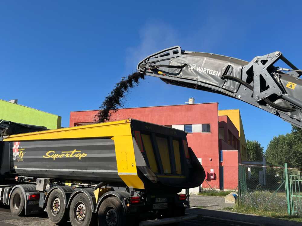 Lavori di rifacimento stradale in Via Satrico