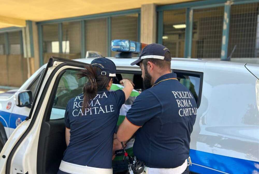 Marocchino cerca di scappare da Roma Capitale in piazza Vittorio: arrestato