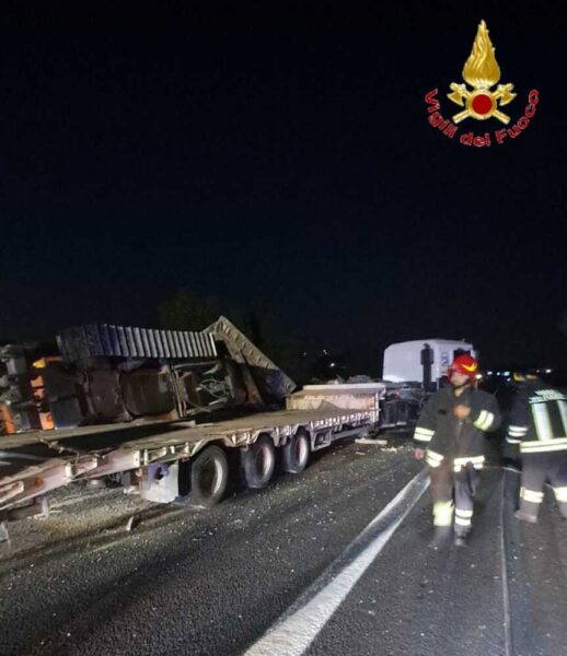 camion gru braccio meccanco pala ribaltato a12 vvf vigili fuoco pompieri (1)