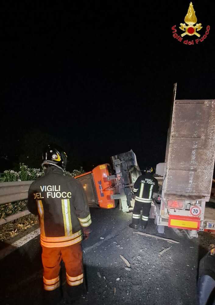 camion gru braccio meccanco pala ribaltato a12 vvf vigili fuoco pompieri (2) camion gru braccio meccanco pala ribaltato a12 vvf vigili fuoco pompieri (1)