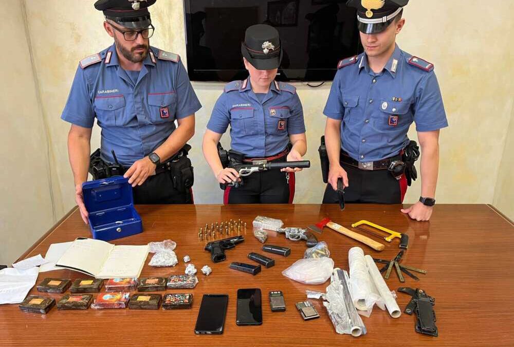 Arsenale in casa di una 59enne scoperto dai Carabinieri a Ostia