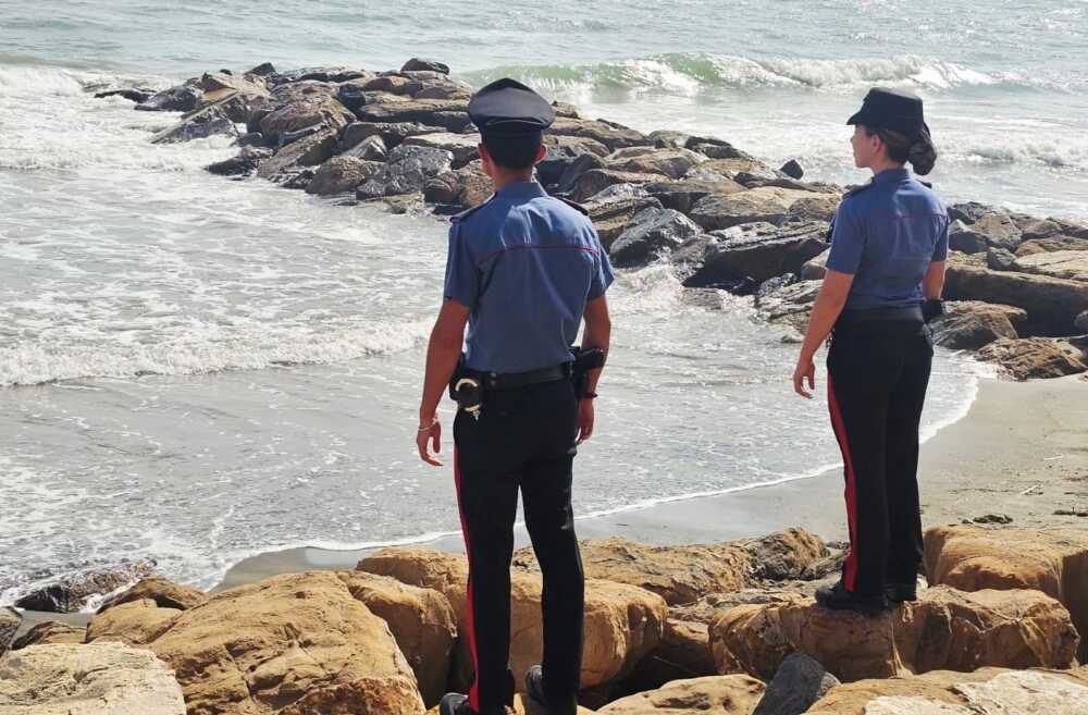 carabinieri scoglio spiaggia