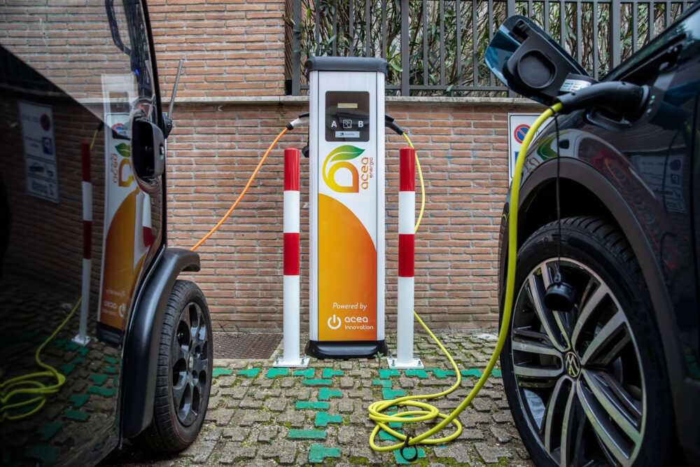 Energia elettrica, l’Italia consuma meno: 125 miliardi di kWh usati da gennaio a maggio