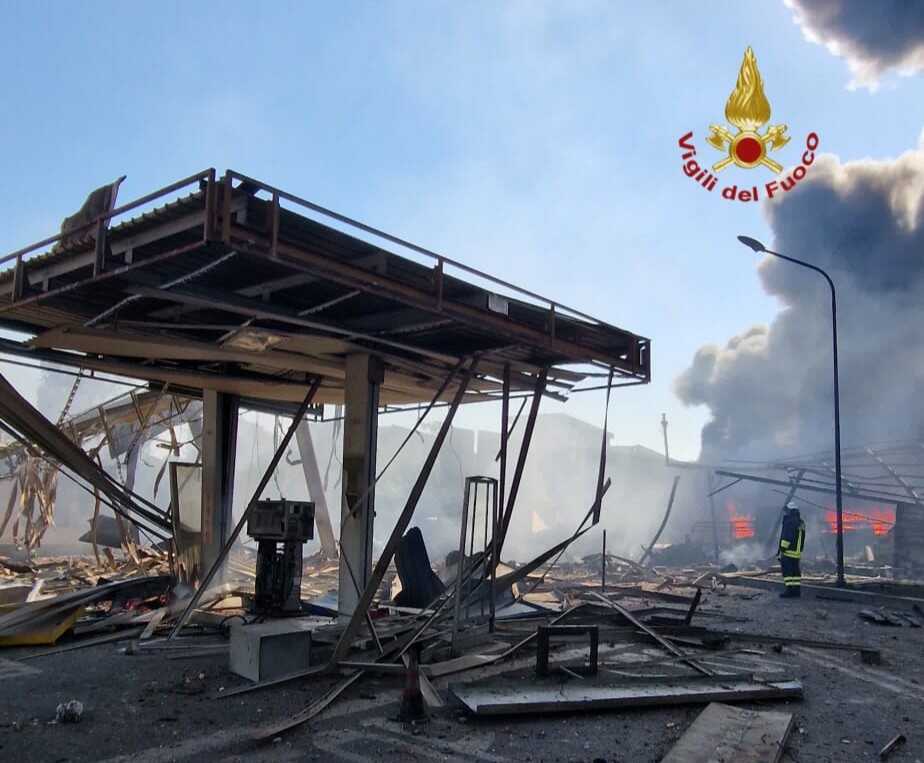 esplosione distributore roma vvf vigili fuoco pompieri