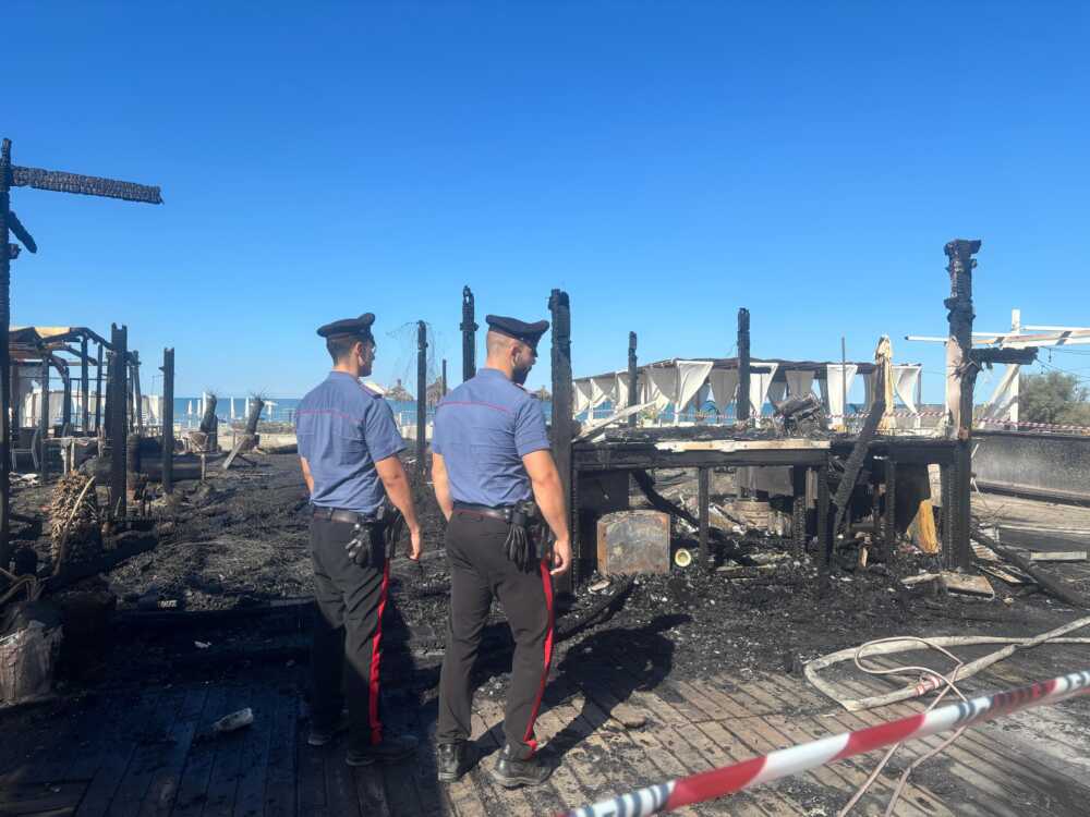 incendio dehor stabilimento maccarese carabinieri (2) incendio dehor stabilimento maccarese carabinieri (1)