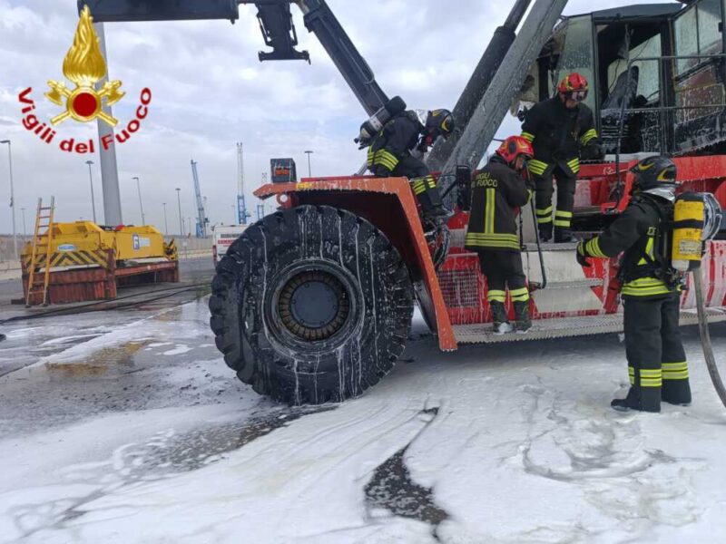 vvf vigili fuoco pompieri civitavecchia forklift bruciato porto 3