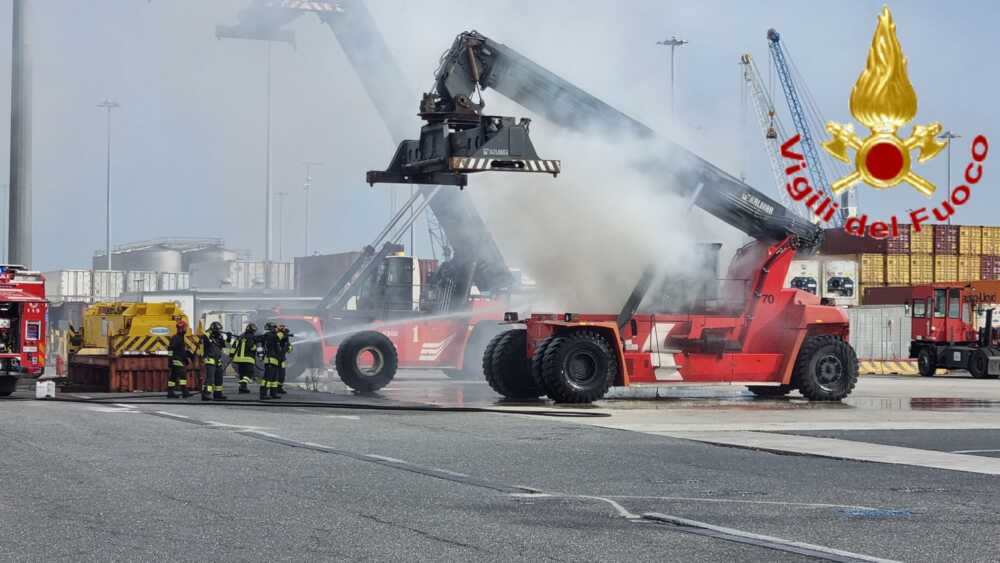 vvf vigili fuoco pompieri civitavecchia forklift bruciato porto 3