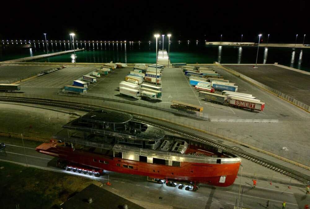 Il primo yacht Tankoa lascia Civitavecchia