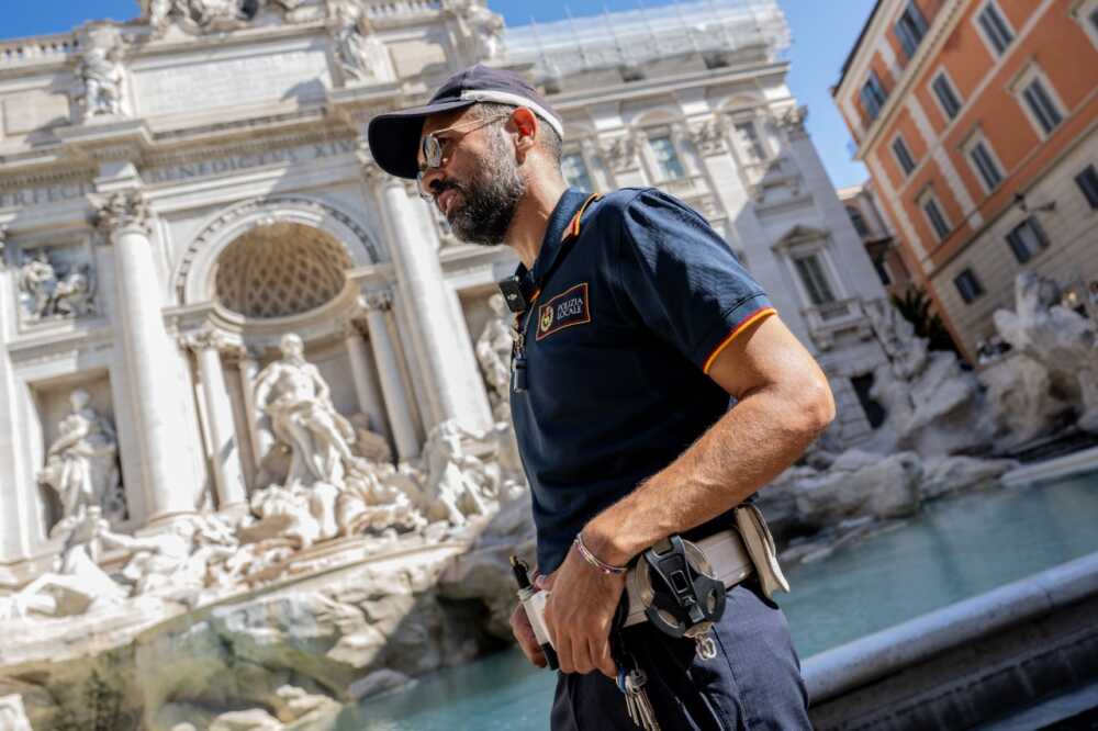Fontana di Trevi controlli municipale roma capitale Fontana di Trevi controlli municipale roma capitale
