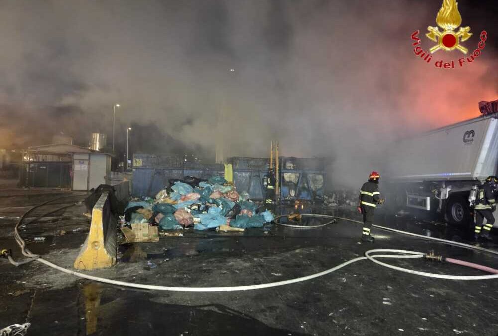 Rifiuti in fiamme al porto di Civitavecchia