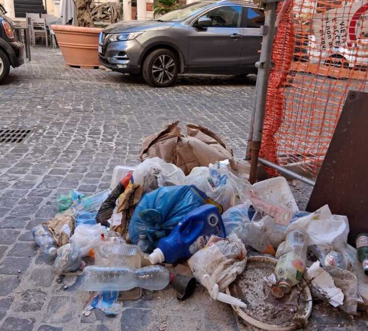 Rifiuti abbandonati in centro a Civitavecchia, Piendibene: “Su questi comportamenti tolleranza zero”