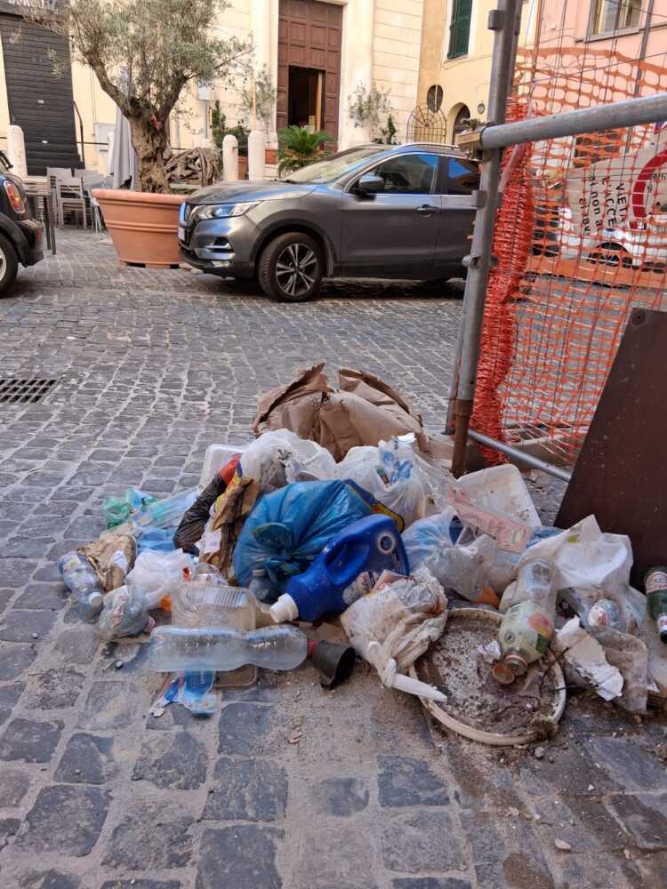 Piazza Leandra rifiuti civitavecchia