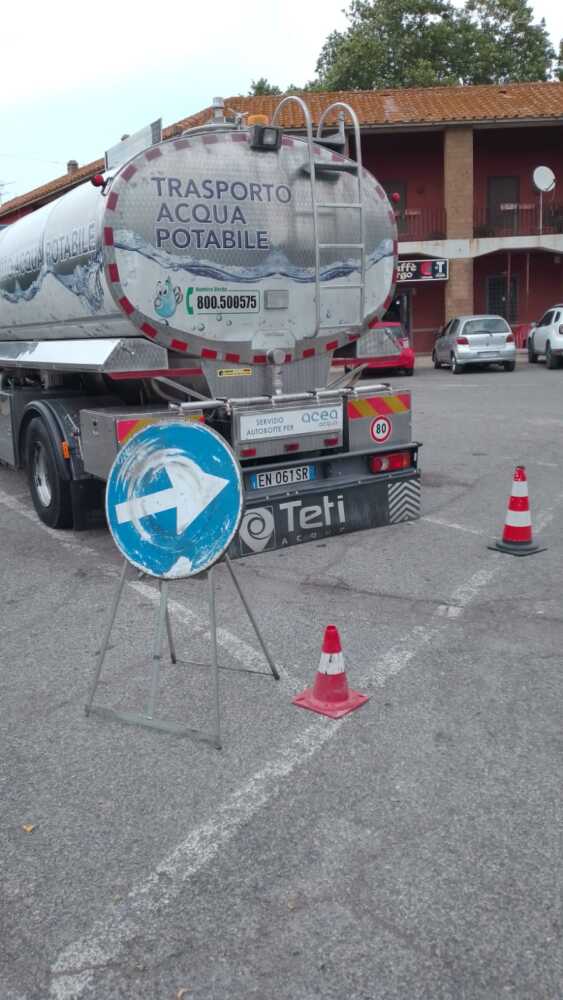 acqua potabile_autobotte a I Terzi acqua potabile_autobotte a I Terzi