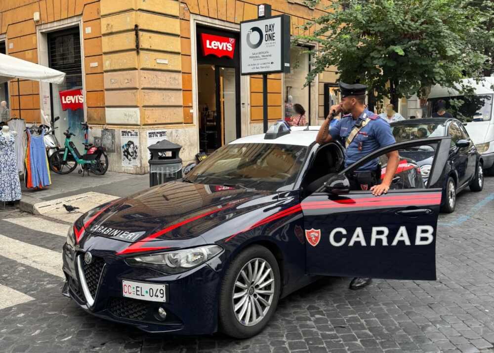 carabinieri prati Arresto uomo per furto interno negozio via Cola di Rienzo