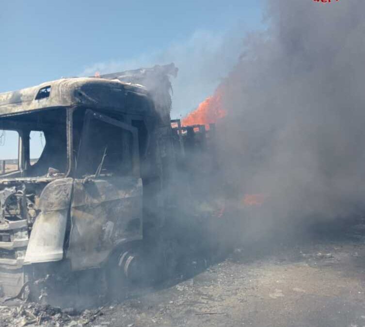 In fiamme un camion e fuoco che arriva alle sterpaglie: spento dai pompieri di Cerveteri