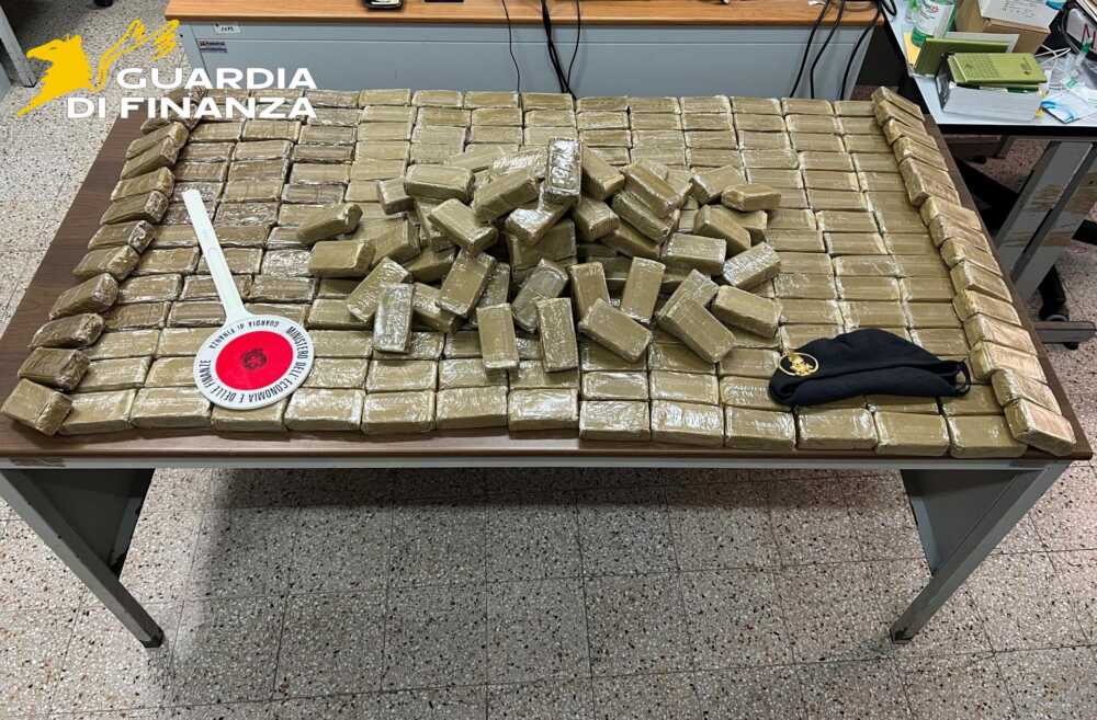 droga marocchino a12 roma civitavecchia finanza fumo _30 kg hashish in 297 panetti