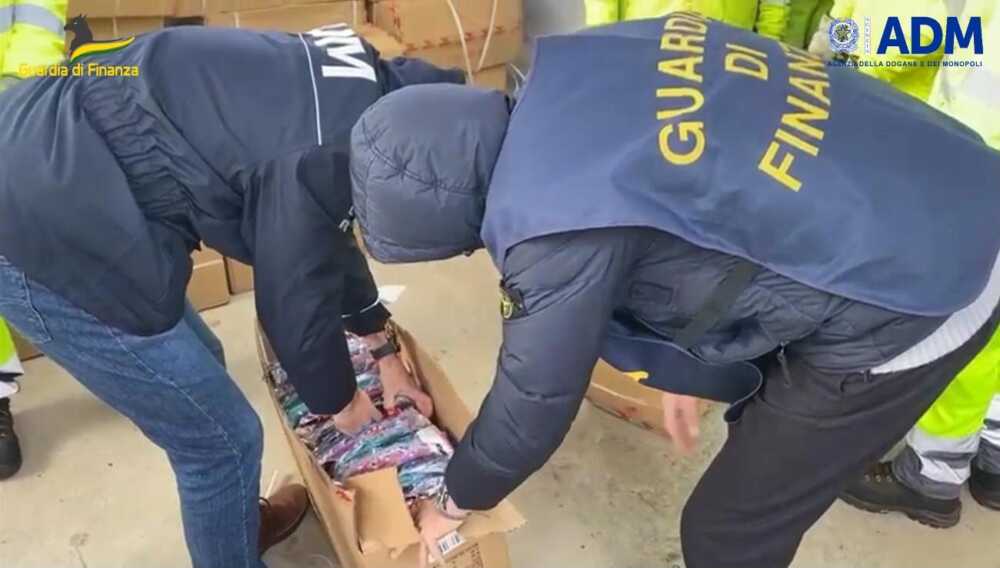 I sequestri particolari di Dogane e Finanza al porto di Civitavecchia: dai sanitari alle infradito, dal narghilè ai sex toys