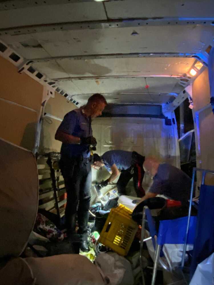 furgone Gli arnesi da scasso sequestrati dai Carabinieri (2)
