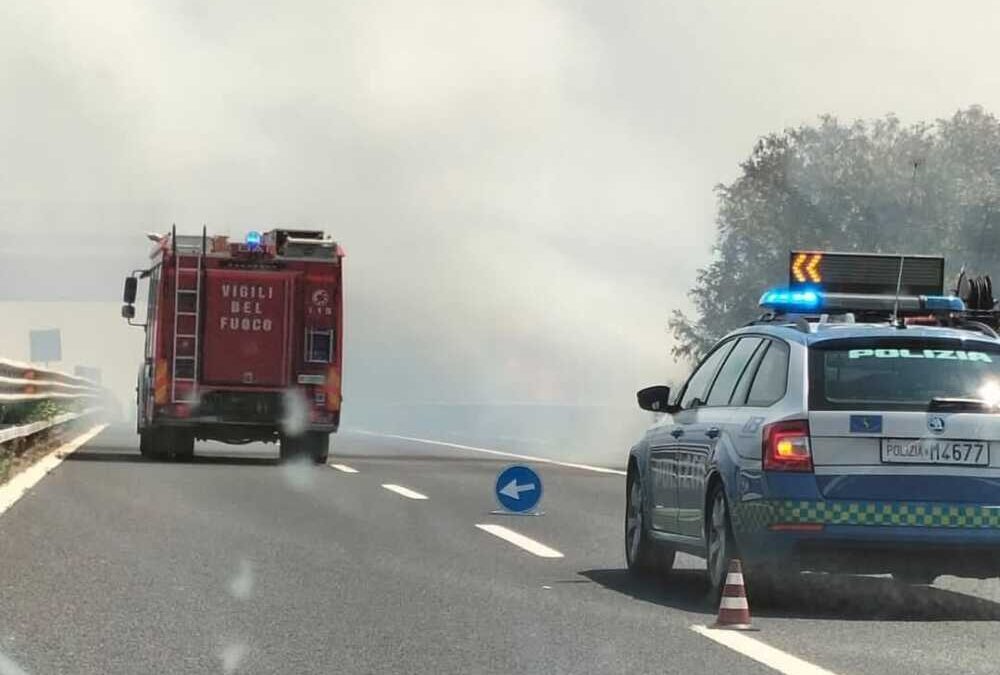 Fiamme sulla A12, autostrada bloccata fra Civitavecchia e Santa Severa verso Roma