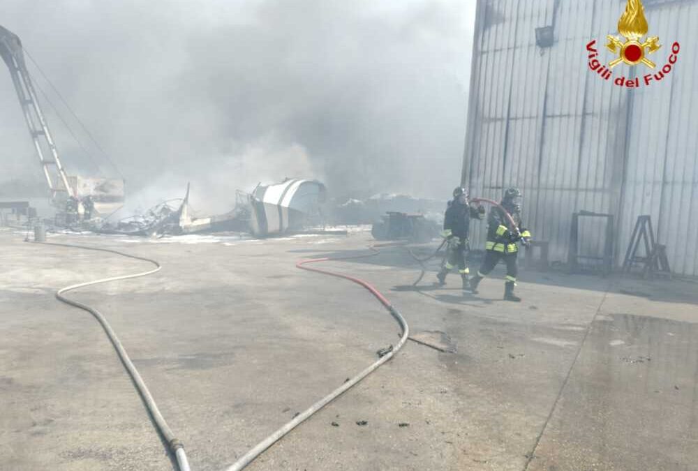 Ancora un incendio (ora domato) nei cantieri navali di Fiumicino
