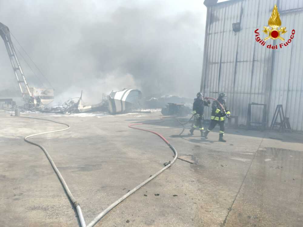 incendio rimessaggio barche fiumicino vvf vigili fuoco pompieri (5) incendio rimessaggio barche fiumicino vvf vigili fuoco pompieri (5)