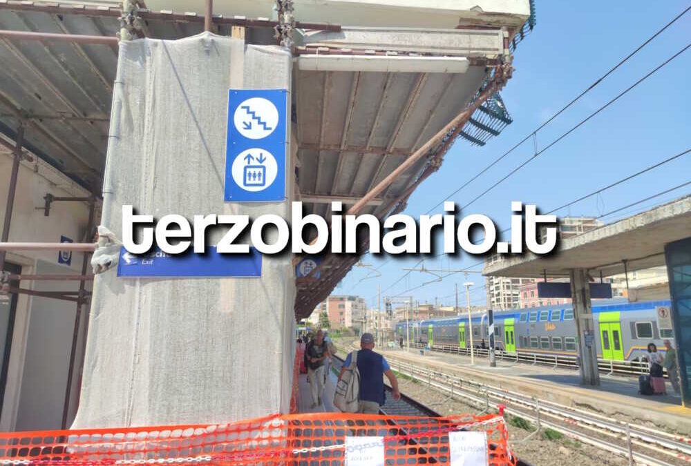 Nuovo crollo alla stazione di Civitavecchia: ancora cornicione giù dal ponteggio del binario 1
