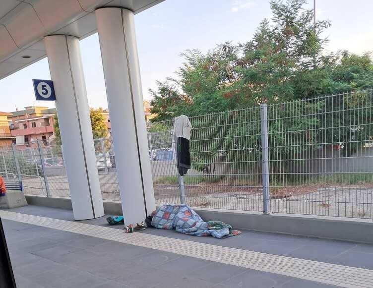 senza fissa dimora clochard stazione ladispoli